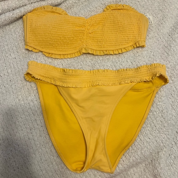 Yellow bikini - Picture 2 of 8